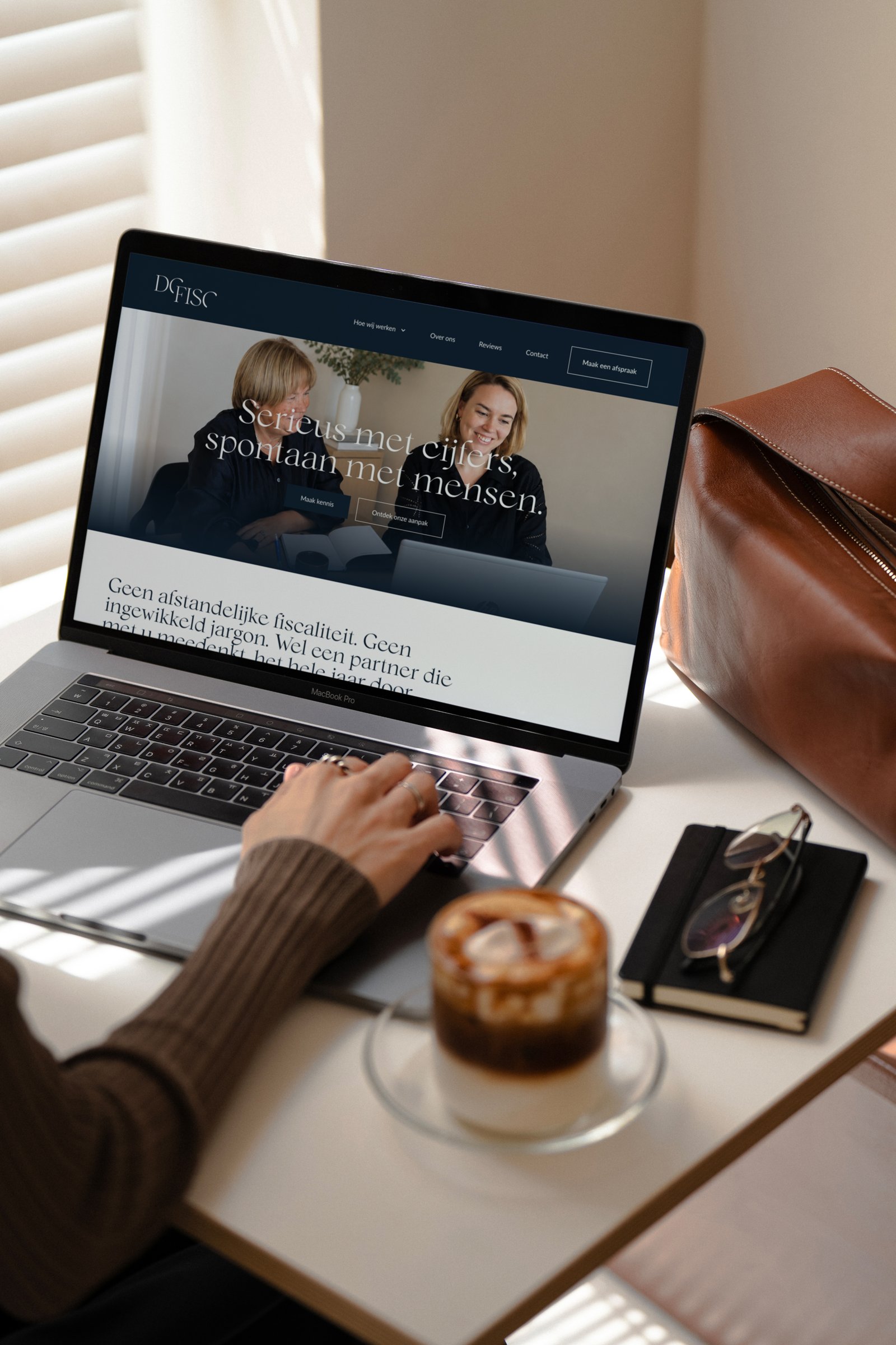 Laptop met de website van DC-FISC op een bureau